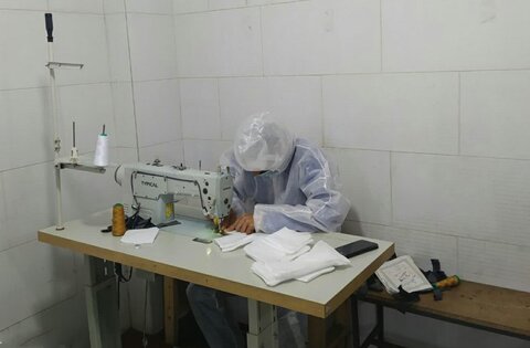 تصاویر/ بازدید مدیر حوزه  علمیه استان کردستان از کارگاه تولید ماسک مدرسه علمیه امام صادق (ع) قروه