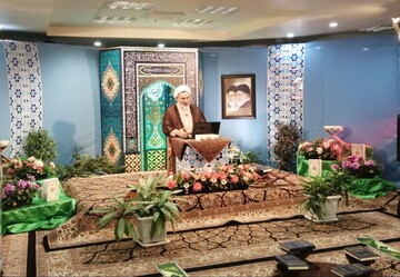 رنگ و لعاب بخشیدن به اشتباه خود، از نشانه های انحراف است