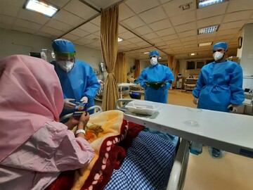 تصاویر / توزیع بسته نمک متبرک اهدایی آستان قدس رضوی به بیماران کرونایی