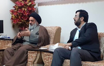 هر کس از انقلاب و نظام اسلامی دور شود، به معنای واقعی زیان دیده است