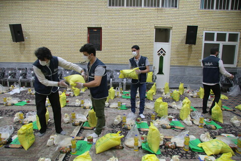 تصاویر/ بسته‌بندی اقلام غذایی اهدایی هیئت خادم الرضا (ع) به نیازمندان