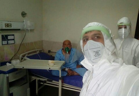 تصاویر/ حضور طلاب مدرسه سفیران خاتم الانبیاء (ص) در بیمارستان توحید سنندج برای خدمات رسانی به بیماران کرونایی