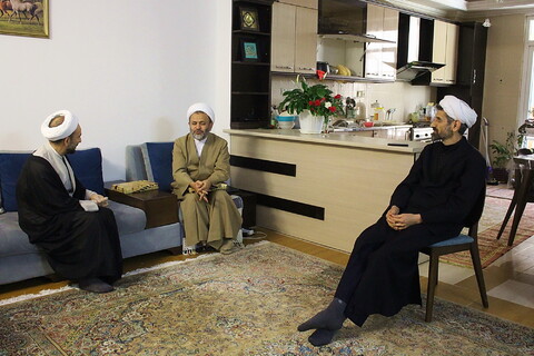 تصاویر/حضور حجت السلام یزدی در منزل مرحوم سرکار خانم داودی