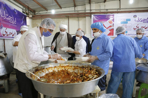 توزیع روزانه ی هزار پرس غذای گرم به نیازمندان در قزوین