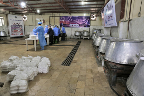 توزیع روزانه ی هزار پرس غذای گرم به نیازمندان در قزوین