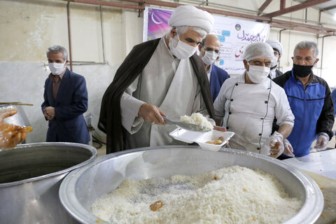 بالصور/ توزيع ألف وجبة طعام للمحتاجين في شهر رمضان الفضيل بمدينة قزوين