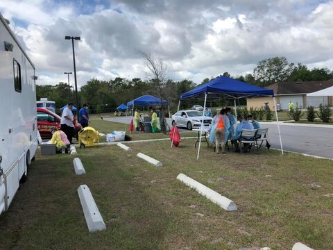 درمانگاه سیار مسلمانان فلوریدا از مردم تست کرونا می گیرد