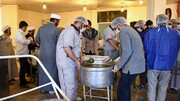 طبخ و توزیع روزانه هزار و ۸۰۰ پرس غذا بین نیازمندان  قم توسط طلاب جهادی