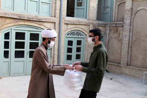 تصاویر /  توزیع غذلی نذری در بین نیازمندان توسط طلاب قرارگاه گروه‌های جهادی حوزه علمیه همدان