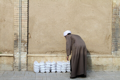 تصاویر /  توزیع غذلی نذری در بین نیازمندان توسط طلاب قرارگاه گروه‌های جهادی حوزه علمیه همدان