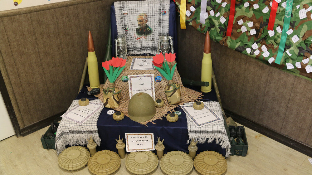 بازدید فرمانده حوزه مقاومت بسیج  اداری قم از نمایشگاه یادیاران