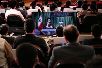 ارتباط تصویری رهبر معظم انقلاب با نمایندگان تشکل‌های دانشجویی