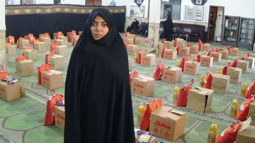 توزیع ۱۰۰ بسته معیشتی به همت بانوان جهادی حوزه ۵ بسیج خواهران قم