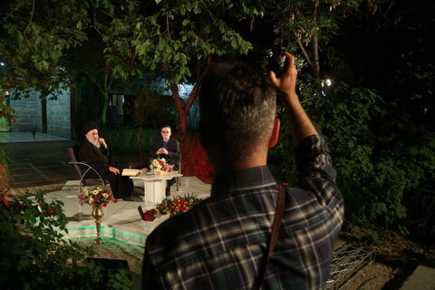 تصاویر / ویژه برنامه سحر های ماه مبارک رمضان از شبکه سیمای استان قم در جوار امامزاده جعفر شهید