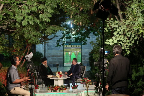 تصاویر / ویژه برنامه سحر های ماه مبارک رمضان از شبکه سیمای استان قم در جوار امامزاده جعفر شهید