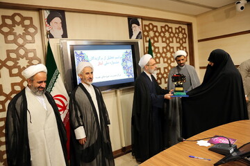 برگزیدگان جشنواره ملی ایثار در قم تجلیل شدند