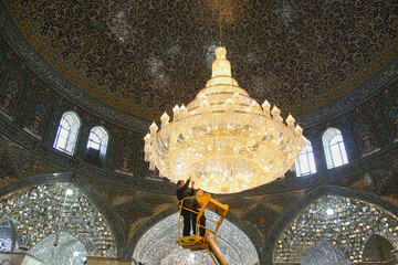 تلاش دوماهه ۱۲۰ خادم افتخاری برای تنظیف و نگهداری از ۵۵۰ لوستر