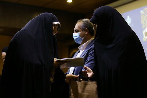 تصویری رپورٹ| قم، کورونا وائرس کے خلاف جنگ میں فرنٹ لائن پر موجود خواتین کی تجلیل
