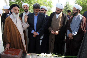 ادای احترام مسئولان حوزه علمیه همدان به شهدا