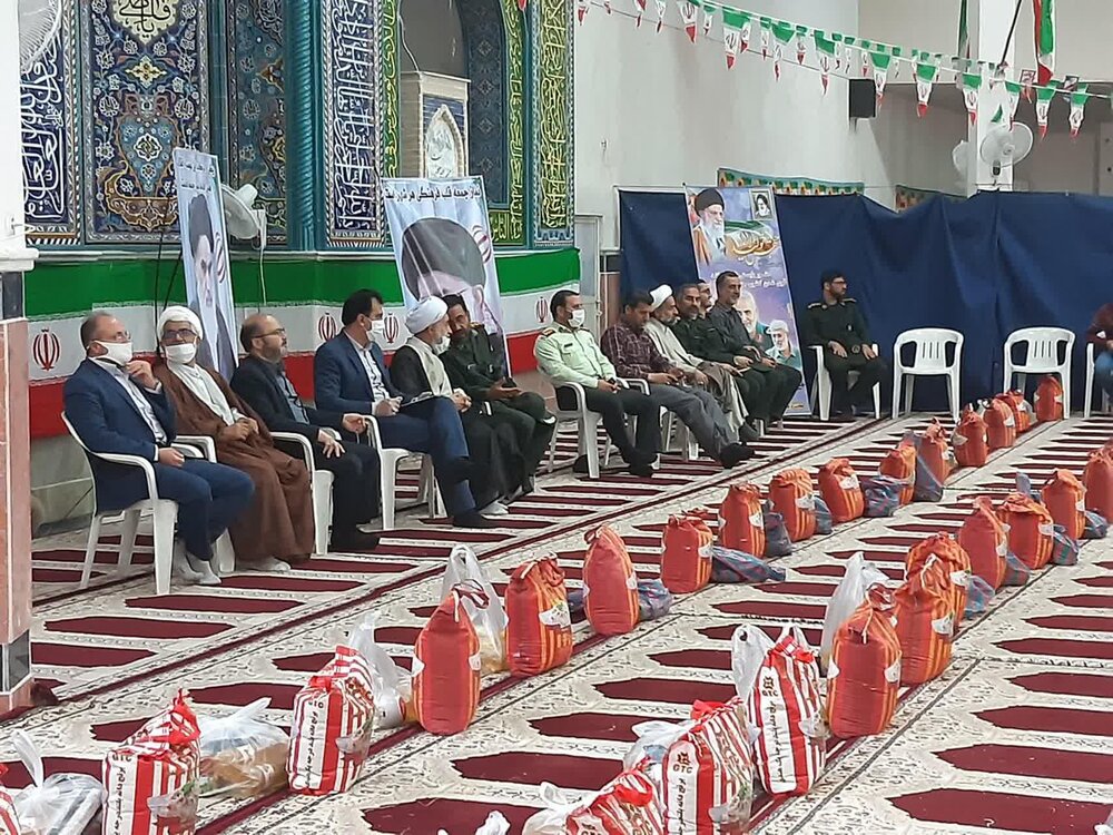 ۸۳۰ بسته معیشتی بین نیازمندان آران و بیدگلی توزیع شد