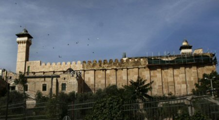 Israeli troops block maintenance of Al-Ibrahimi mosque in Al-Khalil