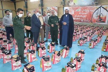 ۱۵ هزار و ۳۰۰ بسته معیشتی میان نیازمندان قروه توزیع شد + عکس