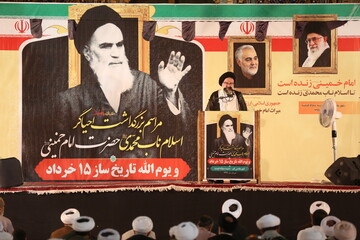 کسی که دم از مذاکره با آمریکا بزند، ضد خط امام و خط ولایت است/ مبنای امام راحل مقاومت در برابر شیطان بزرگ بود