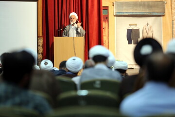 جمهوری اسلامی در مبارزه با فساد با احدی شوخی ندارد/نباید برخی افراد از دل حوزه علمیه نسبت به ولایت فقیه ناسپاس باشند