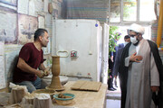 تصاویر/ بازدید امام جمعه همدان از کارگاه‌های تولید سفال شهر لالجین