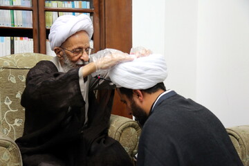 تصاویر/ عمامه گذاری در میلاد حضرت معصومه(س) توسط آیت الله مصباح یزدی