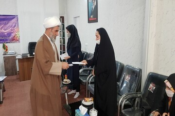 تقدیر امام جمعه بوئین زهرا از دختران نمونه