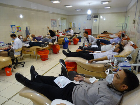 اهدای خون جمعی از کارکنان مرکز خدمات