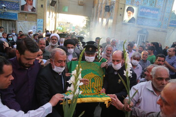 تصاویر/ غباروبی مضجع شریف امامزاده علی بن جعفر (ع) توسط خادم یاران رضوی