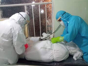 تصاویر شما/ طلاب جهادی اندیمشک پای کار تغسیل و تدفین اموات کرونایی