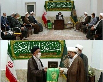 اهدای پرچم متبرک حرم حضرت معصومه(س) به صدا و سیمای قم