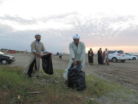 تصاویر شما/ پاکسازی سواحل دریای خز توسط روحانیان مستقر سازمان تبلیغات گیلان