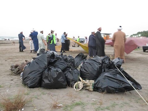 تصویری رپورٹ| ایرانی علماء ساحل سمندر کی صفائی کرنے میں مشغول
