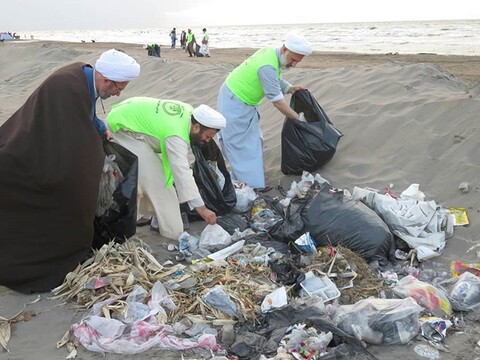 تصاویر شما/ پاکسازی سواحل دریای خز توسط روحانیان مستقر سازمان تبلیغات گیلان