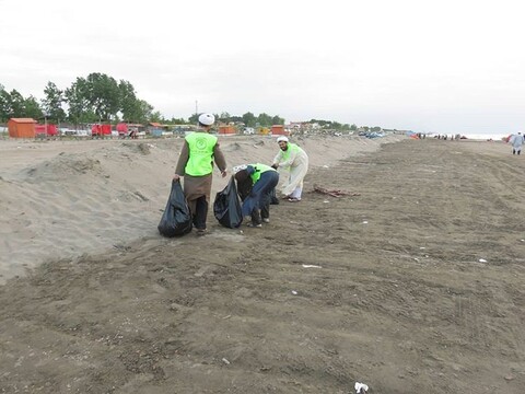 تصویری رپورٹ| ایرانی علماء ساحل سمندر کی صفائی کرنے میں مشغول
