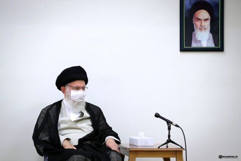 أنا أضع الكمامة حتماً... الإمام الخامنئي