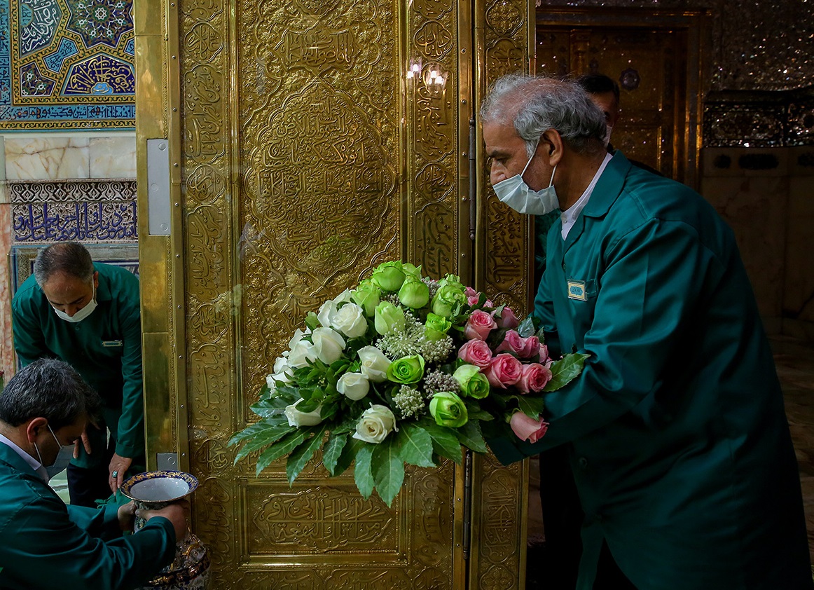 خادمان رضوی مضجع امام رضا(ع) را گل‌باران کردند