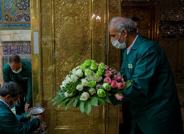 خادمان رضوی مضجع امام رضا(ع) را گل‌باران کردند
