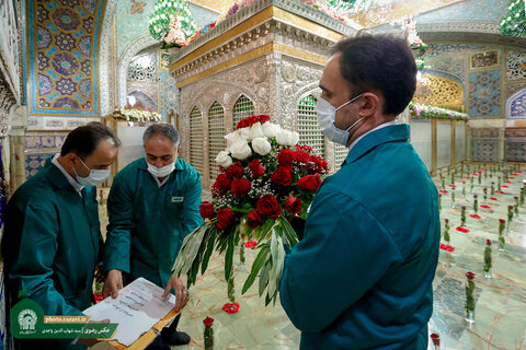 حرم امام رضا (ع) کے اندر پھولوں کی شاندار اور خوبصورت سجاوٹ