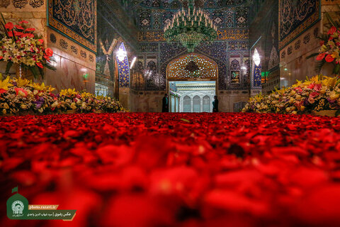 حرم امام رضا (ع) کے اندر پھولوں کی شاندار اور خوبصورت سجاوٹ