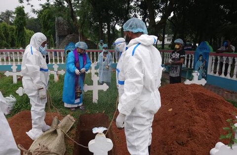 Muslim volunteers bury Christians who died from the coronavirus