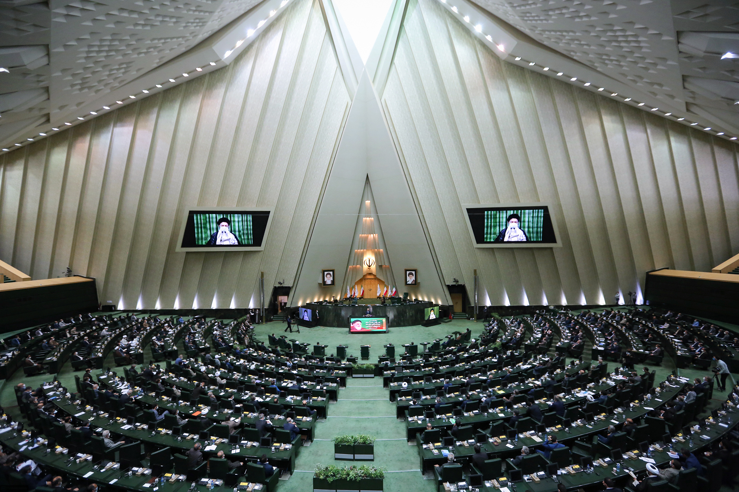 تصاویر/ ارتباط تصویری نمایندگان یازدهمین دوره مجلس شورای اسلامی با رهبر معظم انقلاب