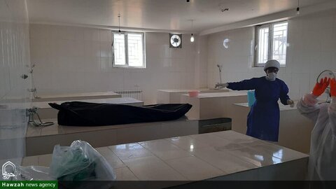 تصویری رپورٹ| ایرانی  دینی مدارس کے طلباء و طالبات کورونا سے وفات پانے والوں کو غسل دینے میں مشغول ہیں