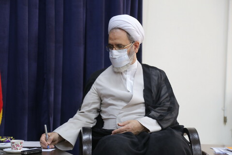 ئيس المجلس الأعلى للمحافظات الإيرانية يلتقي بآية الله الأعرافي بقم المقدسة