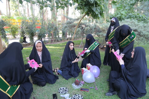 اهدای شاخه گل توسط خادم‌یاران رضوی به بانوان قمی بمناسبت هفته عفاف و حجاب