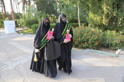 اهدای شاخه گل توسط خادم‌یاران رضوی به بانوان قمی بمناسبت هفته عفاف و حجاب
